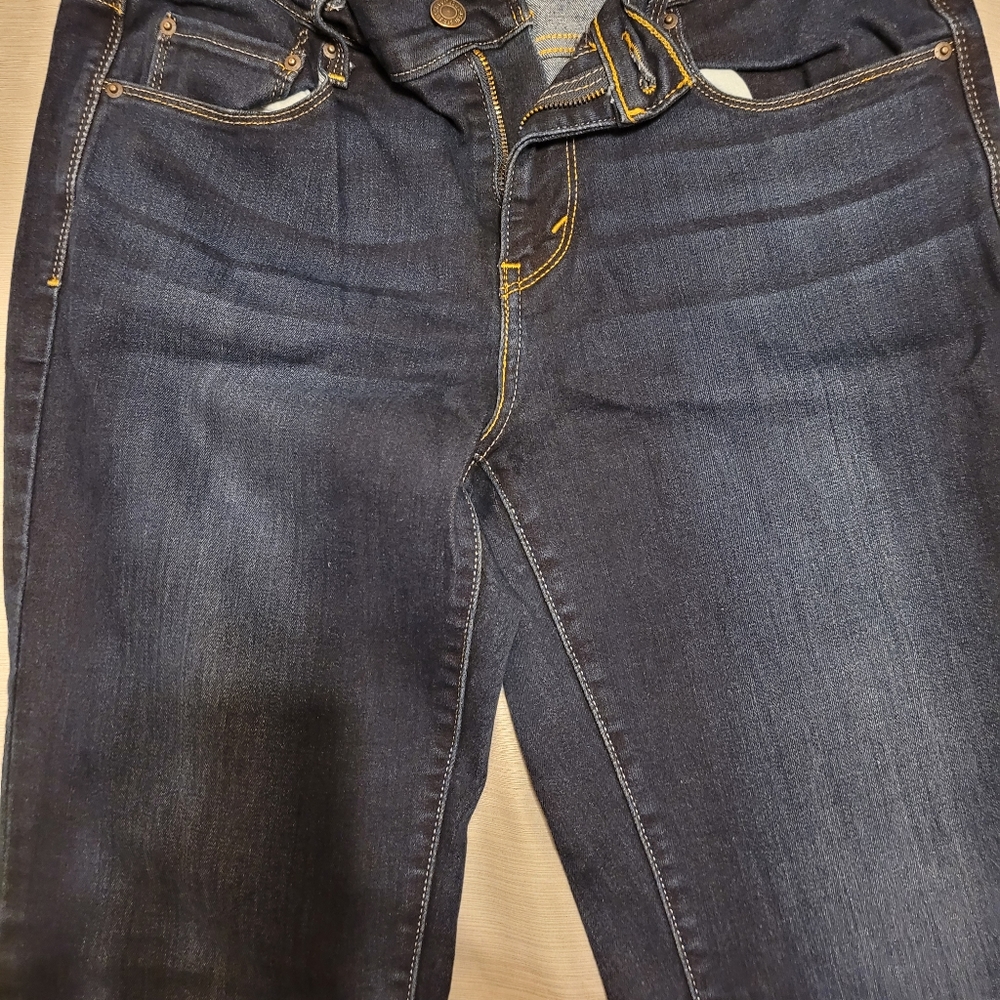 Womens Jeans Levi size 8 like new.